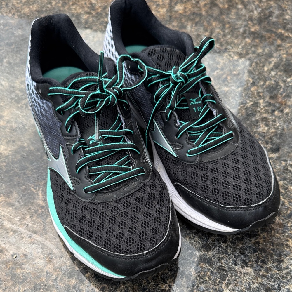 Mizuno 18 Women's Black and Teal Athletic Shoes